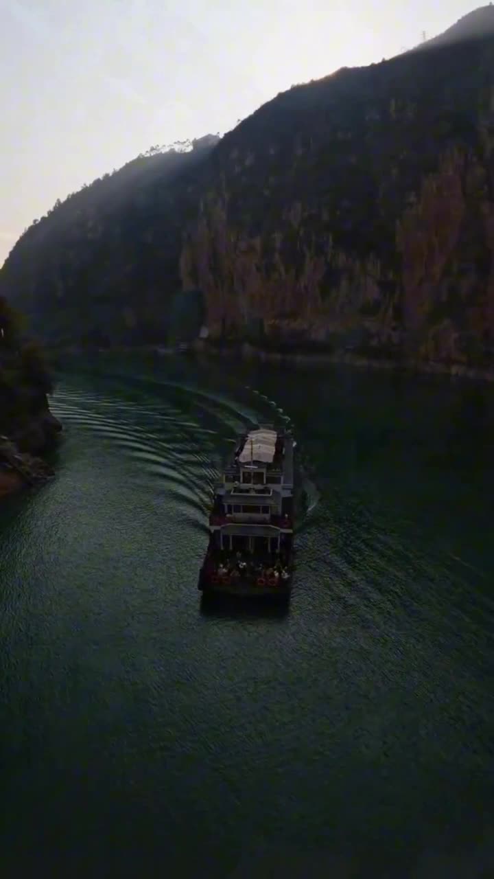 一镜看四桥，巫山小三峡龙门峡至巴雾峡之间连续有四座大桥，很多本地人都不能全部叫出他们的名字，尤其是第二#重庆市巫山小三峡