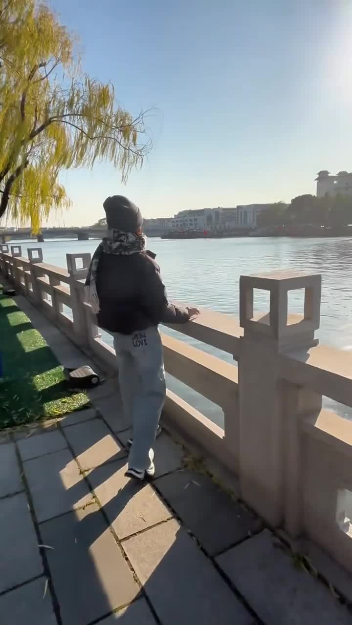 运河，栩栩如生，犹如千万条张牙舞爪的黄磷巨龙，一路挟雷裹电，咆哮而来。#苏州古运河#自联盟