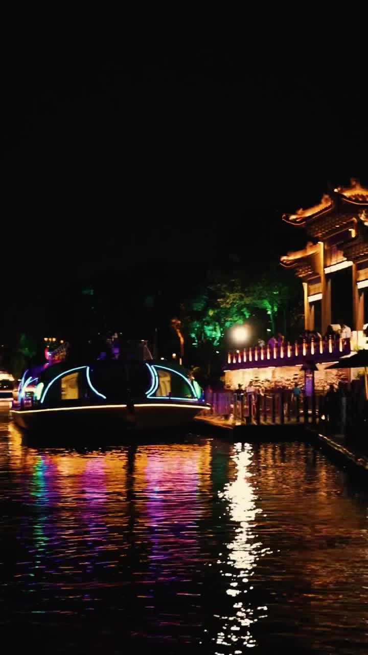 运河，栩栩如生，犹如千万条张牙舞爪的黄磷巨龙，一路挟雷裹电，咆哮而来。#苏州古运河#自联盟
