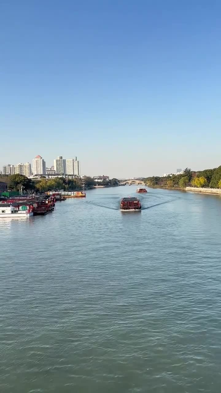 夏天到了，运河水一下变得浑黄起来，他好像一匹烦躁脱缰的野马，向前狂奔。#苏州古运河#自联盟