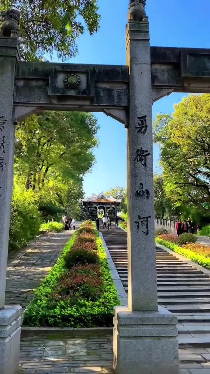 天心阁始建于明末，清乾隆年间重修天心阁。抗战期间因文夕大火烧毁，1983年，重建天心阁。天心阁有楼阁三层，建筑面积846平方米，碧瓦飞檐，朱梁画栋#长沙市长沙天心阁#自联盟