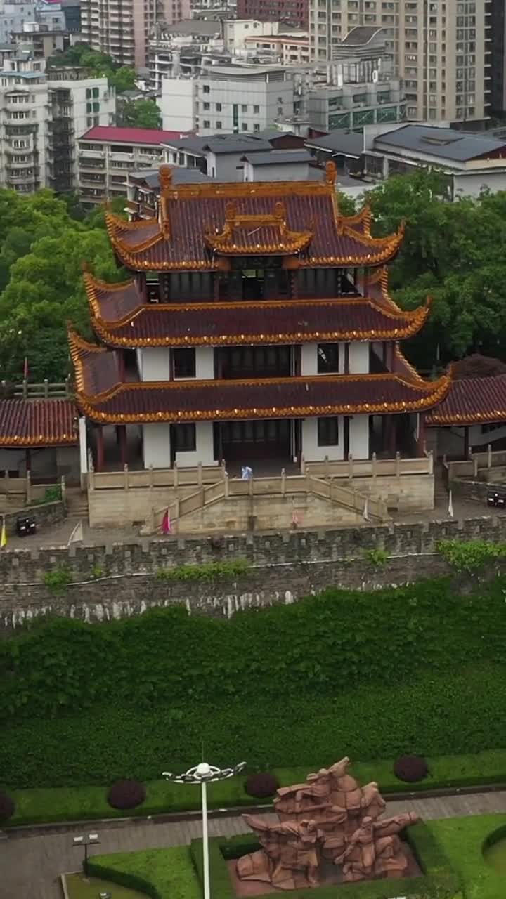 天心阁，是长沙历史的见证和标志，也是中国历史文化名楼，素有“潇湘古阁，秦汉名城”之美誉。不登天心阁，不知古长沙，这里有朱梁画栋，也有石狮龙首，品古城兴衰。登上天心阁，俯瞰长沙，别有一番韵味#长沙市长沙天心阁#自联盟