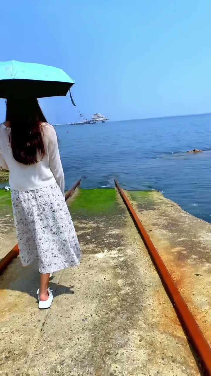 烟台的海边，太阳刚刚爬上海岸，海就捡到了银色港湾。#	烟台海昌渔人码头