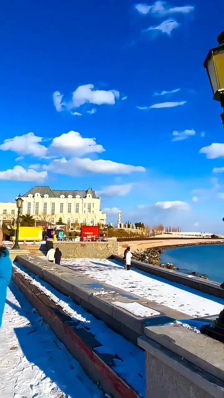 烟台海昌渔人码头，月落港湾起鳞波，熙熙桅杆千百错。机鸣人嚣打鱼归，车水马龙卸鱼获。远观小港画意浓，近感大海诗情多。又是一年鱼汛急，晚风拂面衬渔火。#	烟台海昌渔人码头