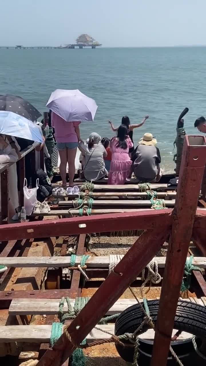 烟台市区有美丽的滨海景区，景区内有美丽的音乐喷泉。#	烟台海昌渔人码头