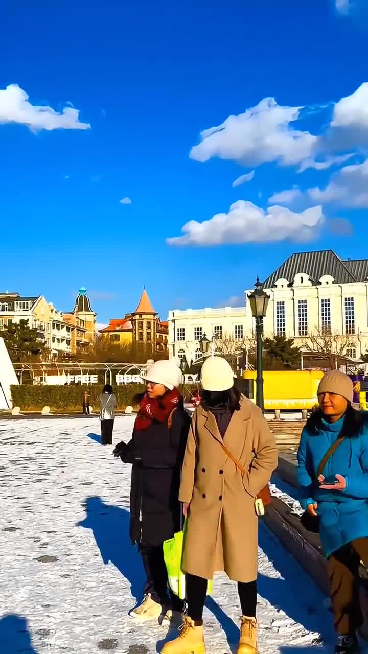 烟台的海边，太阳刚刚爬上海岸，海就捡到了银色港湾。#	烟台海昌渔人码头