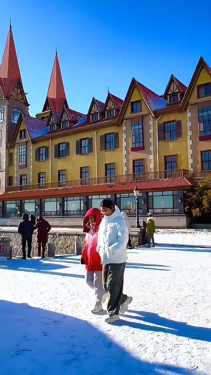 美丽的烟台也有海天一色、奔腾不息、白浪滔滔的大海。此时，海面上没有风，没有浪，只有闪着月华的波在柔媚抚拍着沙滩，发出轻轻的娇喘，恰似少女那甜蜜的梦酣。#	烟台海昌渔人码头