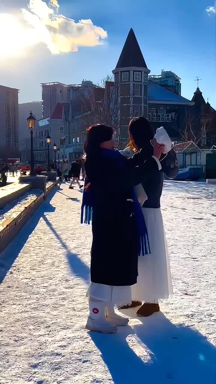 烟台海昌渔人码头，月落港湾起鳞波，熙熙桅杆千百错。机鸣人嚣打鱼归，车水马龙卸鱼获。远观小港画意浓，近感大海诗情多。又是一年鱼汛急，晚风拂面衬渔火。#	烟台海昌渔人码头