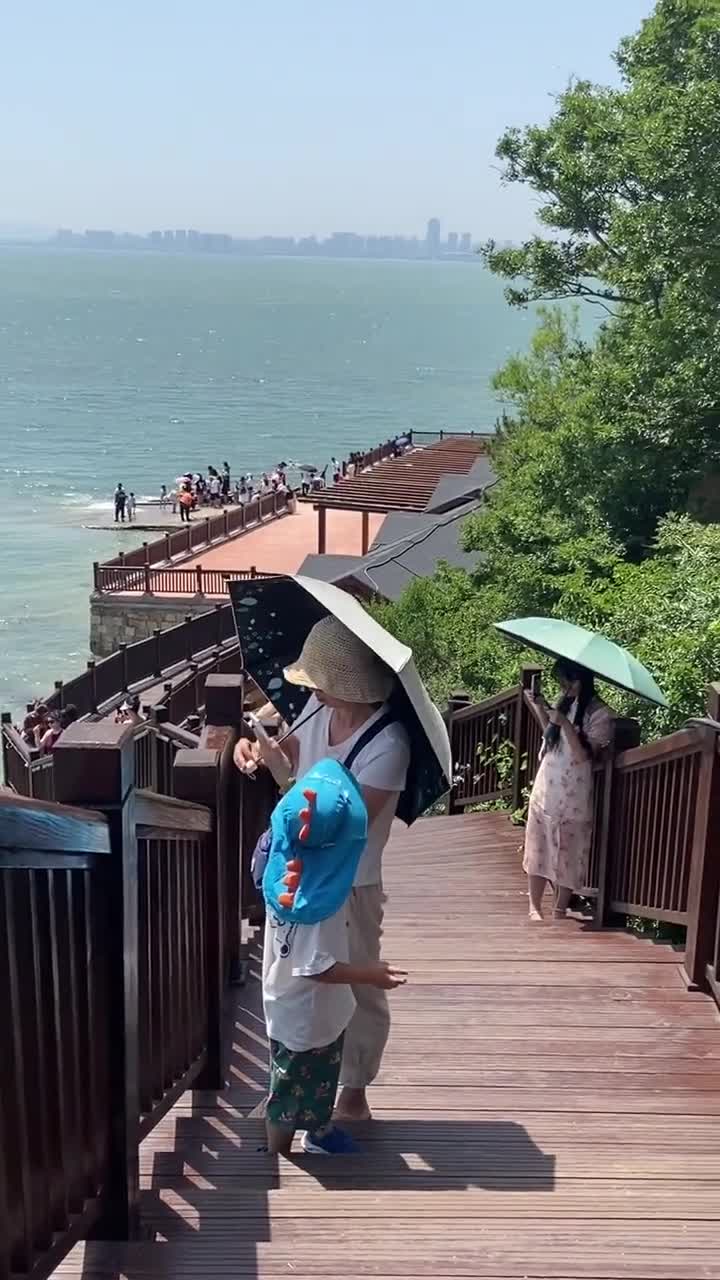 烟台海昌渔人码头，月落港湾起鳞波，熙熙桅杆千百错。机鸣人嚣打鱼归，车水马龙卸鱼获。远观小港画意浓，近感大海诗情多。又是一年鱼汛急，晚风拂面衬渔火。#	烟台海昌渔人码头