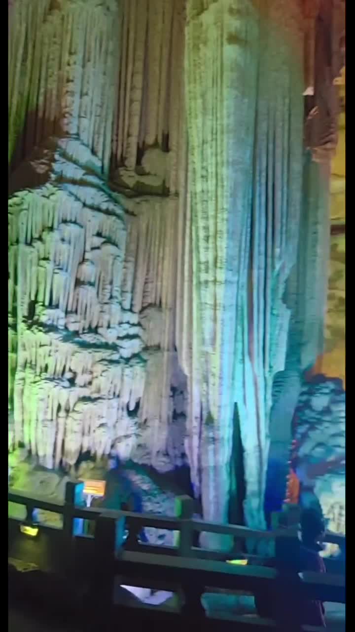 桂林最美的溶洞银子岩，大自然的神奇之美，喀斯特地貌的独特魅力，洞内石钟乳、石幔、石柱等形态各异，色彩斑斓，宛如一座座璀璨的宝石宫殿，让人目不暇接，惊叹不已！#桂林市银子岩景区