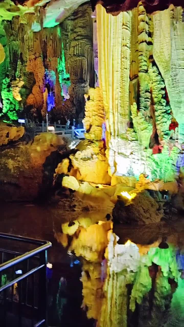 桂林最美的溶洞银子岩，大自然的神奇之美，喀斯特地貌的独特魅力，洞内石钟乳、石幔、石柱等形态各异，色彩斑斓，宛如一座座璀璨的宝石宫殿，让人目不暇接，惊叹不已！#桂林市银子岩景区