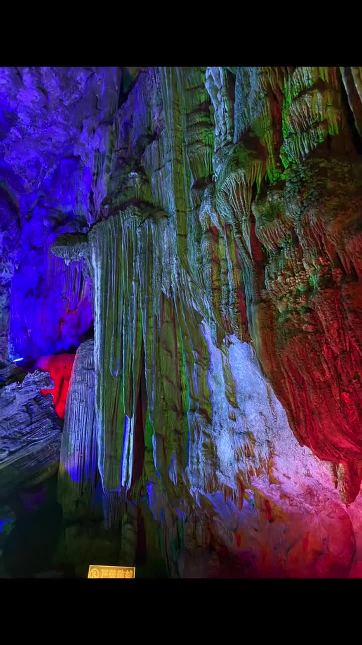 桂林最美的溶洞银子岩，大自然的神奇之美，喀斯特地貌的独特魅力，洞内石钟乳、石幔、石柱等形态各异，色彩斑斓，宛如一座座璀璨的宝石宫殿，让人目不暇接，惊叹不已！#桂林市银子岩景区