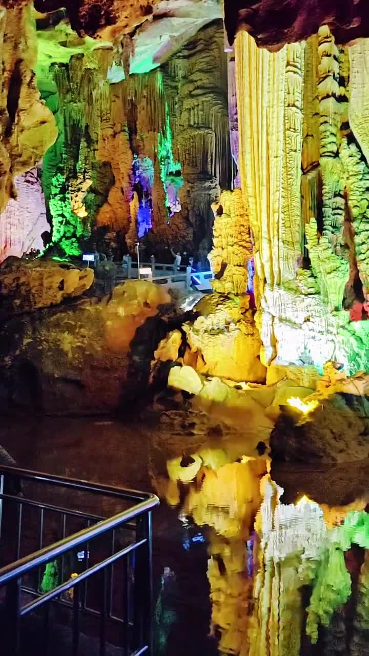 银子岩，一座充满神秘魅力的喀斯特溶洞，汇集了不同地质年代发育生长的各类钟乳石，它们千姿百态，大自然的鬼斧神工在这里被演绎得淋漓尽致。#桂林市银子岩景区