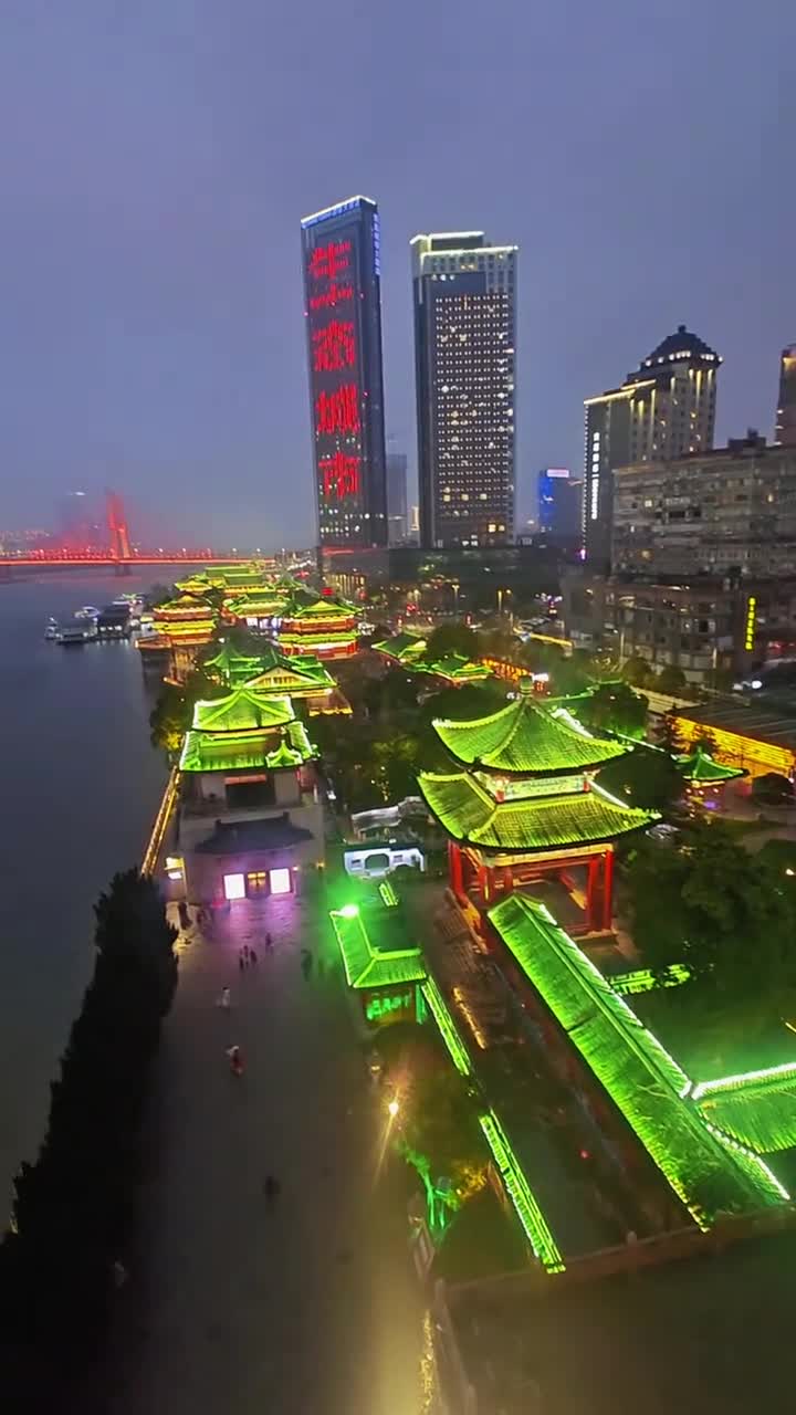 夜幕笼罩，滕王阁华灯亮起，光影交织，尽显千年古韵！#南昌市滕王阁