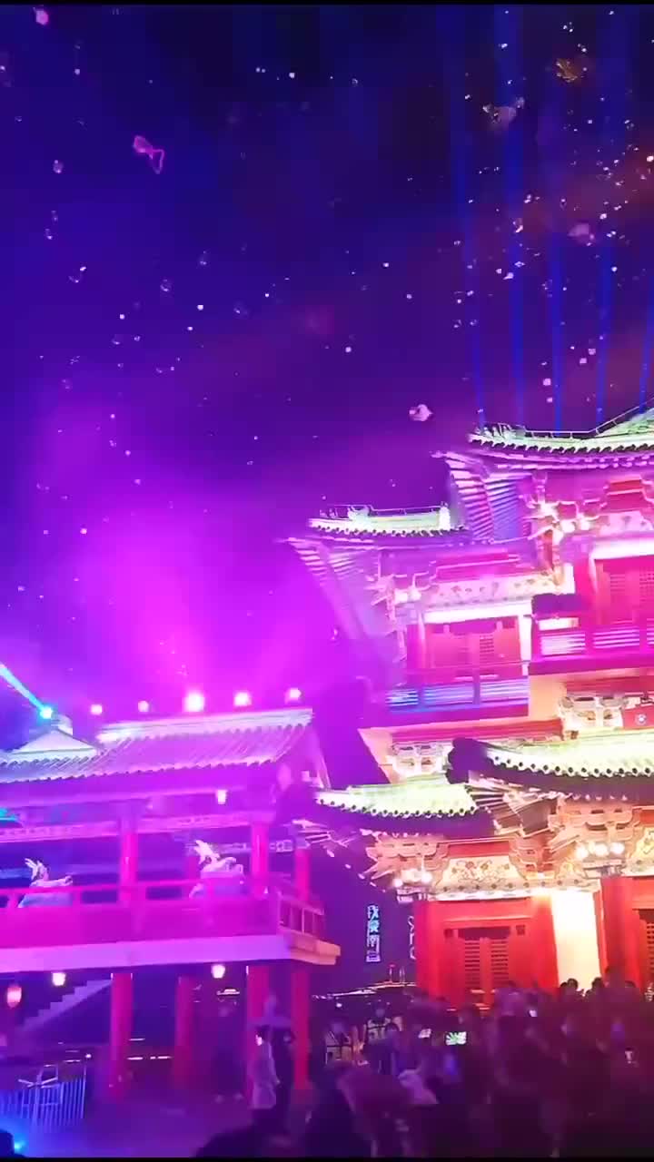 登上滕王阁的最高处，眺望赣江两岸。最美好的夜景在南昌。#南昌市滕王阁