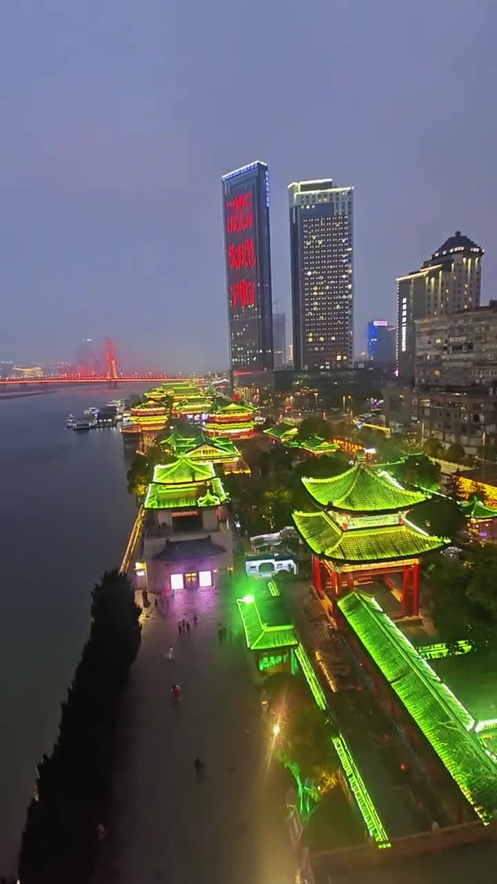 登上滕王阁的最高处，眺望赣江两岸。最美好的夜景在南昌。#南昌市滕王阁
