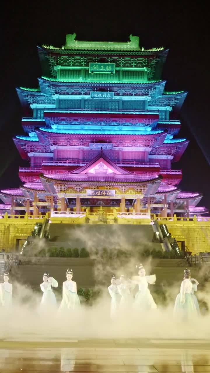 登上滕王阁的最高处，眺望赣江两岸。最美好的夜景在南昌。#南昌市滕王阁