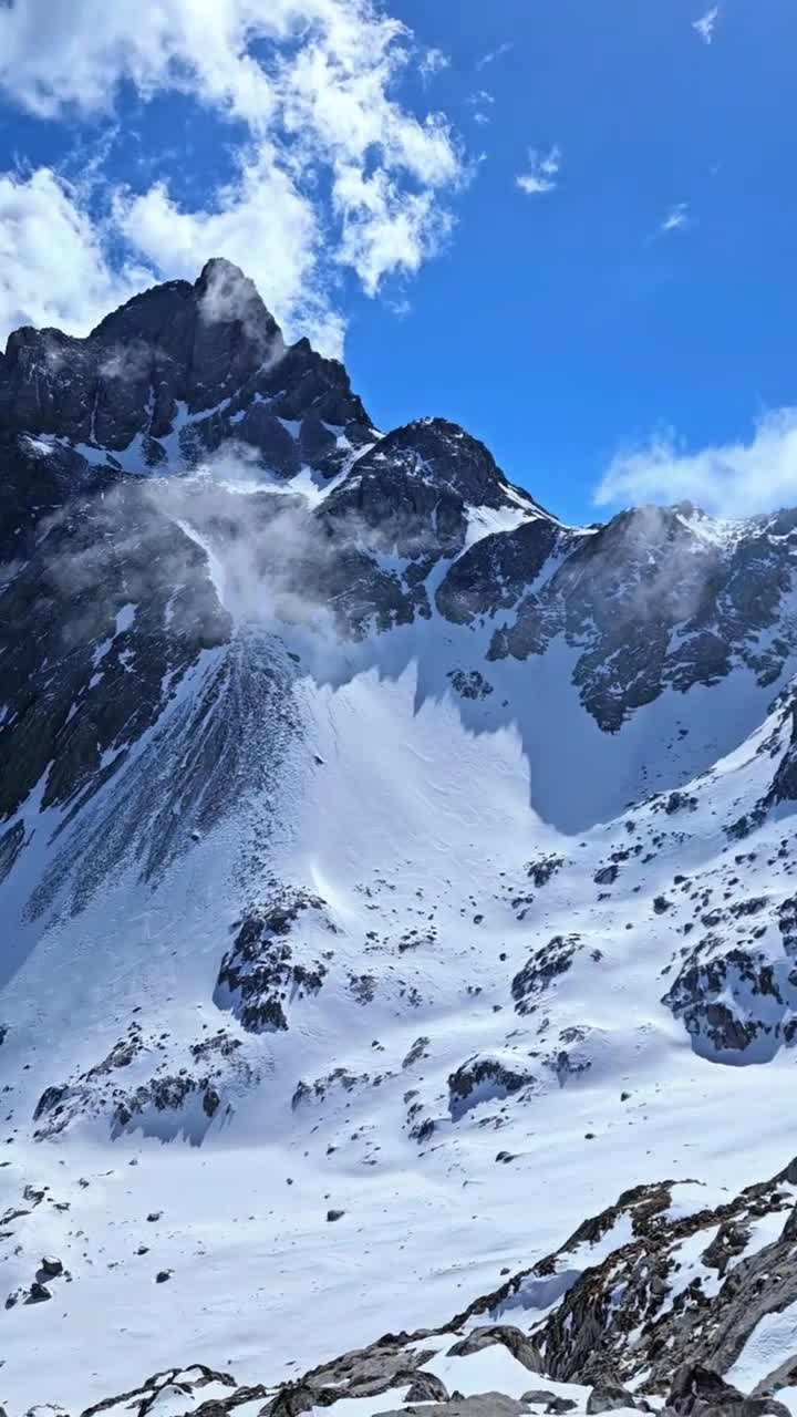 玉龙山色，奇丽多姿。凌晨，山村尚在酣眠，而雪山却已早迎曙光，玉笋烁金，辉映四方；傍晚，群峰苍茫，而它仍涂金傅彩，是它恋恋不舍地最后一个送走夕阳晚霞#玉龙雪山