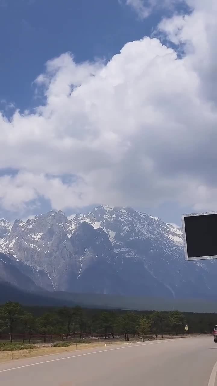 江玉龙雪山自古就是一座壮美的风景雪山，唐朝南诏国异牟寻时代，南诏国主异牟寻封岳拜山，曾封赠玉龙雪山为北岳，仍然庭院幽深，佛面生辉。#玉龙雪山