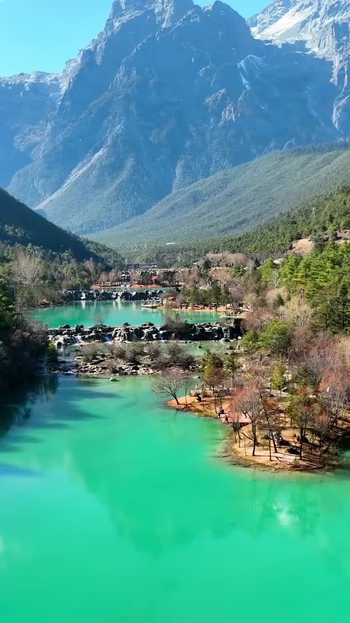 太阳照过来，玉龙雪山上更美丽了，雪变得更白了。玉龙雪山一会儿云里来，一会儿云里去，忽隐忽现，神奇极了。#玉龙雪山