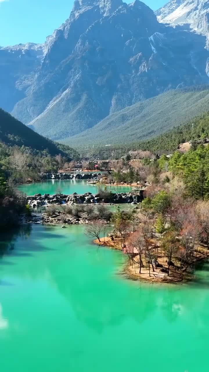 雪山云蒸雾涌，冰水嬉戏潺潺，鸟儿在云杉上跳跃，青苔在紫藤缠绵，舒缓蔓延的草甸宛如一只巨大的碧绿玉盘，托起了圣洁雪山。#玉龙雪山