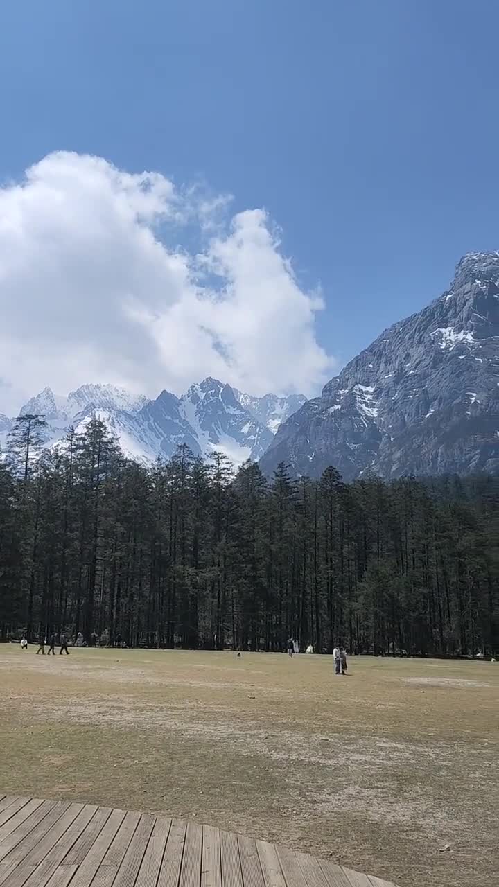 江玉龙雪山自古就是一座壮美的风景雪山，唐朝南诏国异牟寻时代，南诏国主异牟寻封岳拜山，曾封赠玉龙雪山为北岳，仍然庭院幽深，佛面生辉。#玉龙雪山