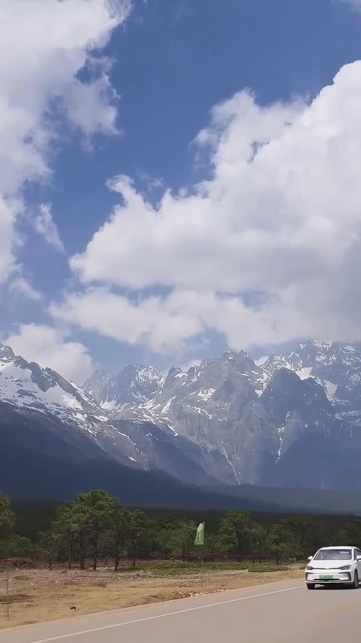  你见过雪山吗?那白雪皑皑的草地、群山，是怎样一幅美丽的画卷?现在，就和我一起去欣赏一下西岭雪山的美景吧。#玉龙雪山