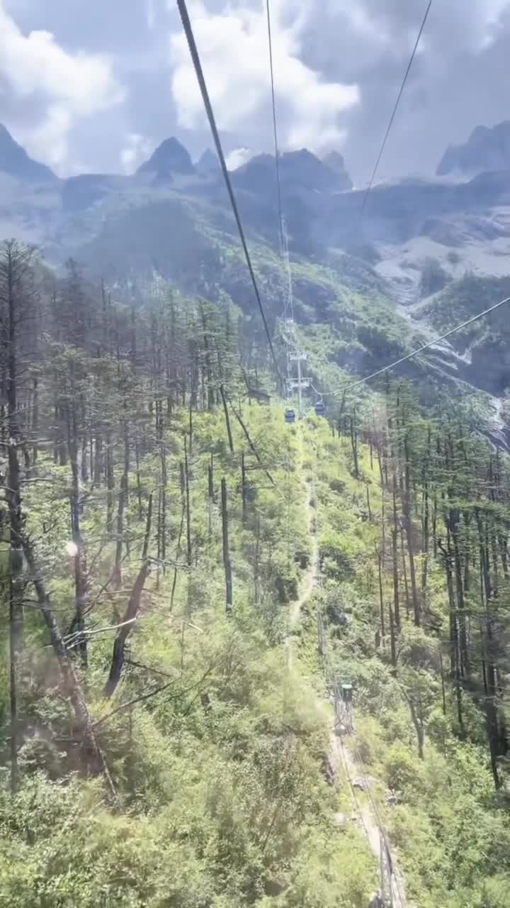 玉龙雪山，尽管终年有积雪覆盖，但却不是一派茫茫然然的素白，起伏叠嶂的山间，偶有嶙嶙峋峋的褐色岩石，从雪被下参错地露出厚重的面颊，在日光的映照里，泛着楚楚的光晕。#玉龙雪山