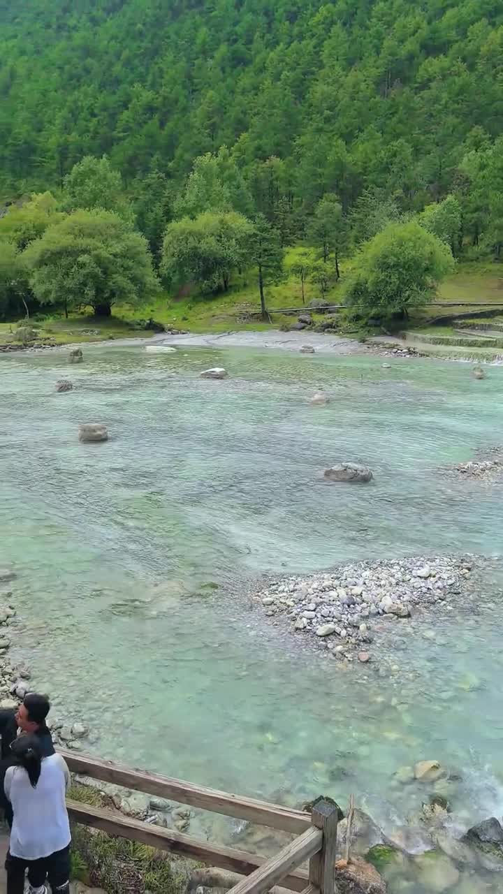 玉龙山色，奇丽多姿。凌晨，山村尚在酣眠，而雪山却已早迎曙光，玉笋烁金，辉映四方；傍晚，群峰苍茫，而它仍涂金傅彩，是它恋恋不舍地最后一个送走夕阳晚霞#玉龙雪山