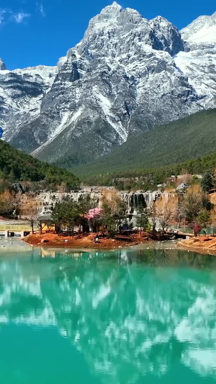 雪山云蒸雾涌，冰水嬉戏潺潺，鸟儿在云杉上跳跃，青苔在紫藤缠绵，舒缓蔓延的草甸宛如一只巨大的碧绿玉盘，托起了圣洁雪山。#玉龙雪山