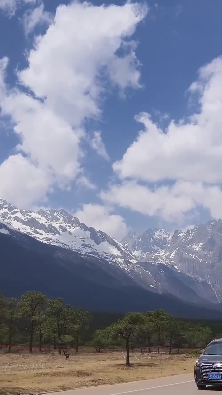 江玉龙雪山自古就是一座壮美的风景雪山，唐朝南诏国异牟寻时代，南诏国主异牟寻封岳拜山，曾封赠玉龙雪山为北岳，仍然庭院幽深，佛面生辉。#玉龙雪山