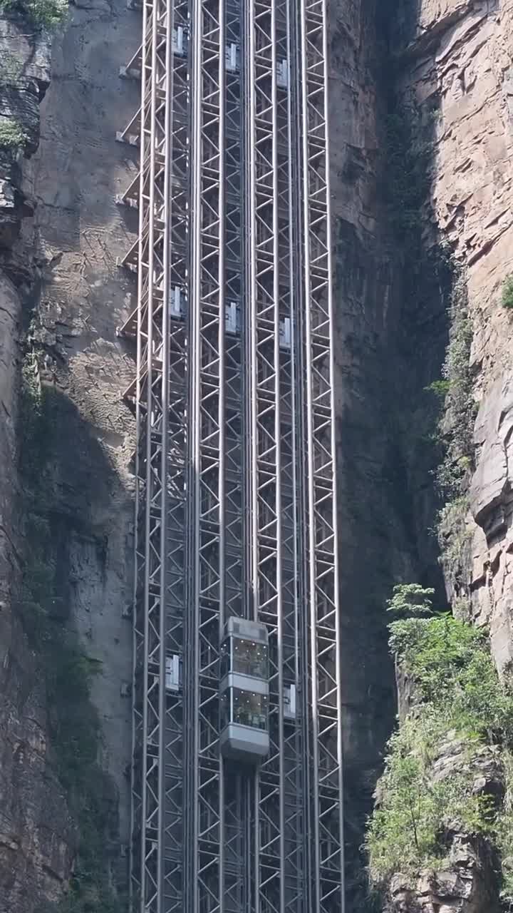 你所看到的是湖南张家界的百龙电梯，垂直高度达335米，被誉为国内最高的户外电梯，曾被载入了吉尼斯世界纪录当中，电梯四周都是悬崖，下面就是万丈深渊！这样的地方你想来体验吗？#张家界国家森林公园#自联盟