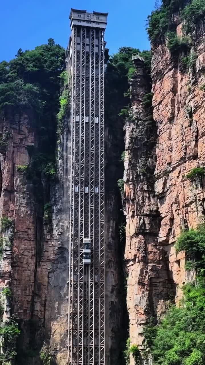 你所看到的是湖南张家界的百龙电梯，垂直高度达335米，被誉为国内最高的户外电梯，曾被载入了吉尼斯世界纪录当中，电梯四周都是悬崖，下面就是万丈深渊！这样的地方你想来体验吗？#张家界国家森林公园#自联盟