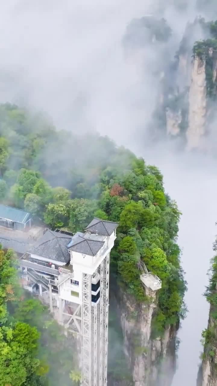 你所看到的是湖南张家界的百龙电梯，垂直高度达335米，被誉为国内最高的户外电梯，曾被载入了吉尼斯世界纪录当中，电梯四周都是悬崖，下面就是万丈深渊！这样的地方你想来体验吗？#张家界国家森林公园#自联盟